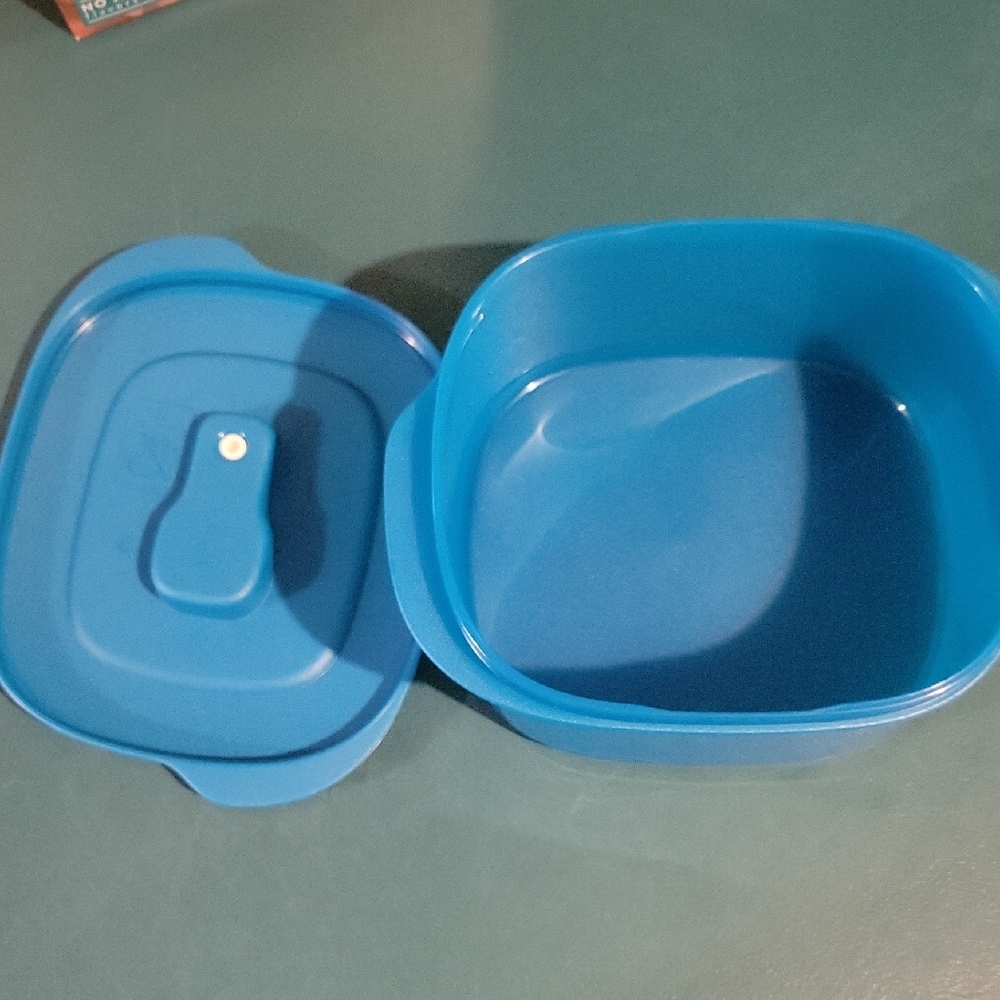 Tupperware Container NWOT - Picture 3 of 3